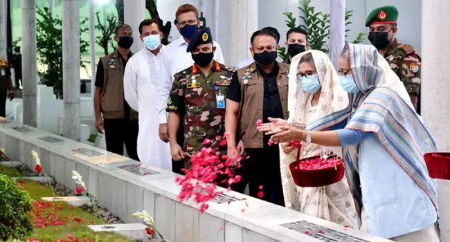 শেখ রাসেলের কবরে প্রধানমন্ত্রীর পুষ্পস্তবক অর্পণ