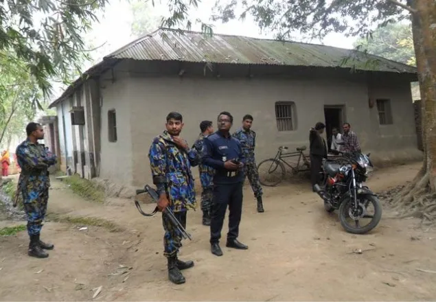 বগুড়ায় পুলিশী নিরাপত্তায় পরীক্ষা দিচ্ছে স্কুলছাত্রী