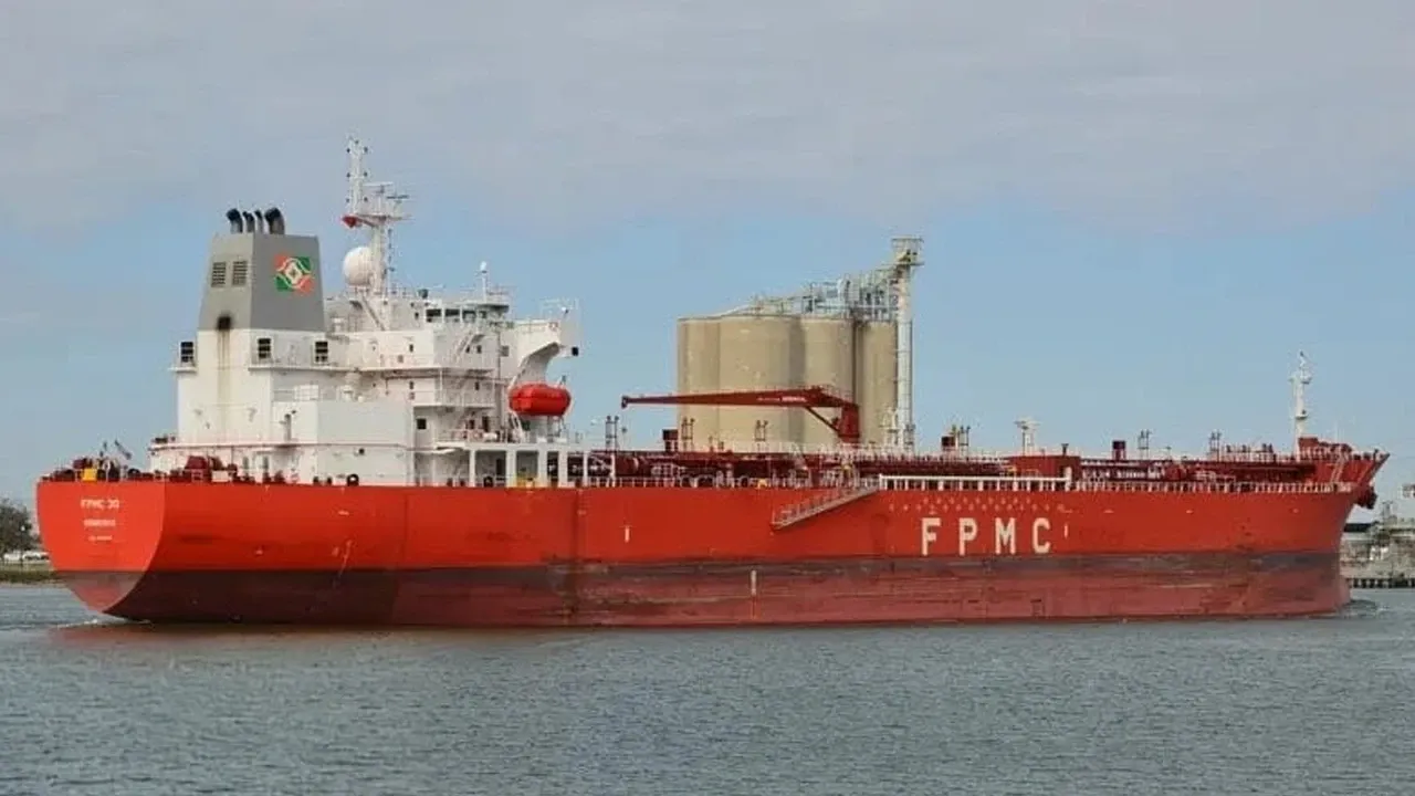 ডিজেল নিয়ে আসছে আরও পাঁচটি জাহাজ