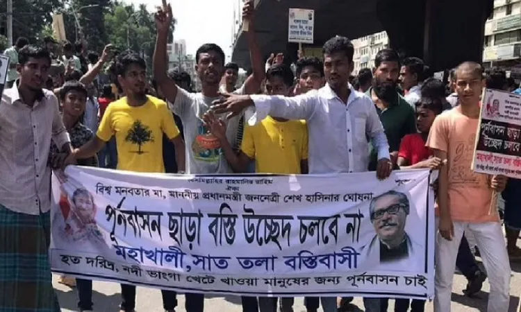 পুনর্বাসনের আগে উচ্ছেদ নয় দাবিতে রাজধানীতে সড়ক অবরোধ