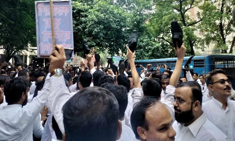 আদালত চত্বরে বিএনপিপন্থিদের জুতা মিছিল