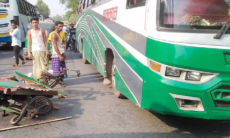 বাসচাপায় একই পরিবারের তিনজনসহ নিহত ৪