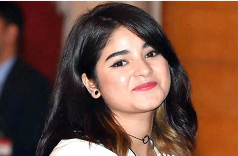 বাহিরে খাওয়ার সময় নেকাব খোলেন না জায়রা ওয়াসিম