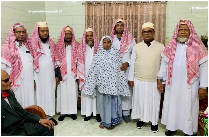 ওমরাহ হজে গেলেন পাবনার ফজিলা বেগমের ৭ ছেলে!