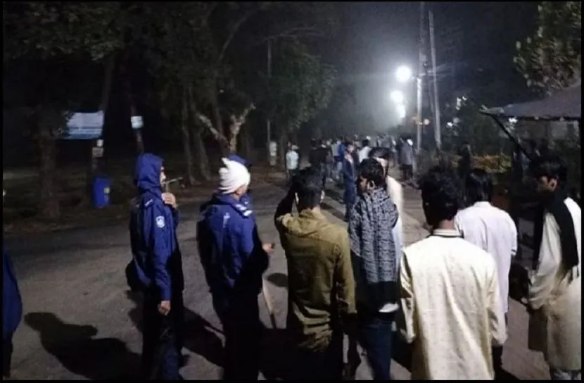 চবিতে শহীদ মিনারে ফুল দেওয়া নিয়ে সংঘর্ষে আহত ২২