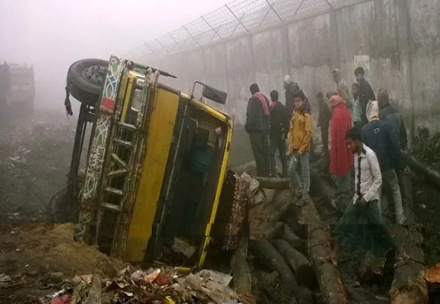 দিনাজপুরের পার্বতীপুরে ট্রাক খাদে পড়ে নিহত ৪
