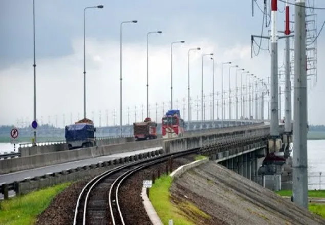 বঙ্গবন্ধু সেতুতে ট্রাক দুর্ঘটনায় যান চলাচল ব্যাহত