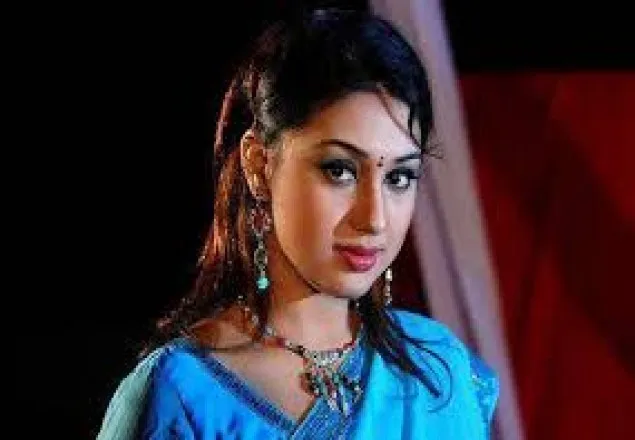 সফল ছবি উপহার দিচ্ছেন অপু বিশ্বাস