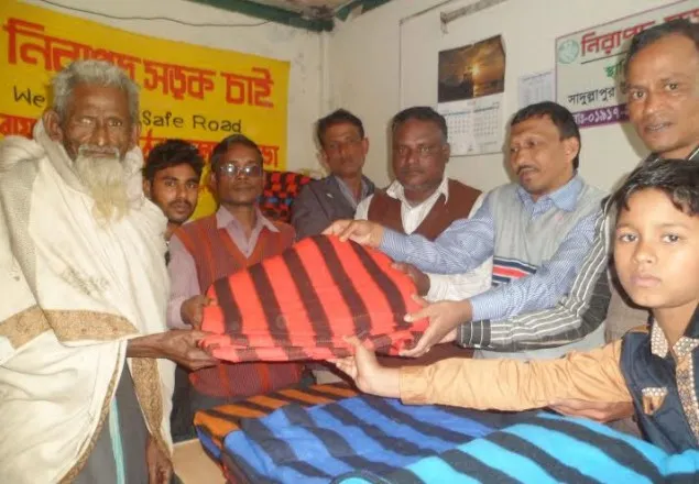 সাদুল্যাপুরে নিরাপদ সড়ক চাই এর উদ্যোগে কম্বল বিতরণ