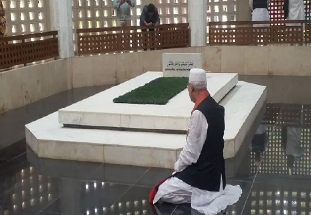 বঙ্গবন্ধুর সমাধিতে কাঁদলেন কাদের সিদ্দিকী