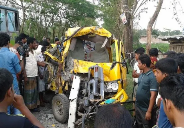 নীলফামারীতে বাস-পিকআপ সংঘর্ষে নিহত ২
