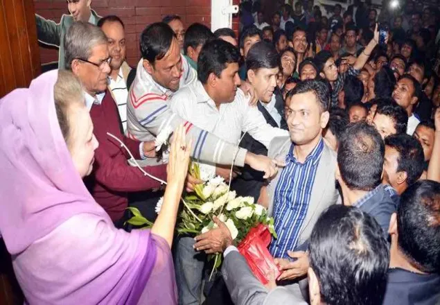 খালেদাকে ফুল দিয়ে শুভেচ্ছা জানাল ছাত্রদলের নতুন নেতারা
