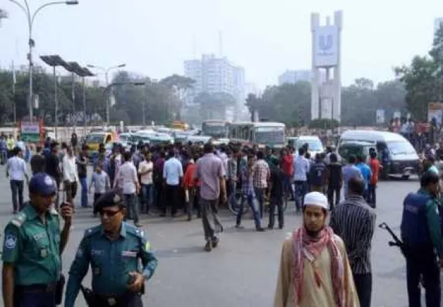 ঢাবি শিক্ষার্থীদের বিক্ষোভ ও সড়ক অবরোধ
