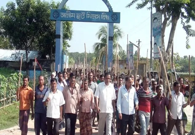 খুলনায় শ্রমিকদের সড়ক-রেলপথ অবরোধ