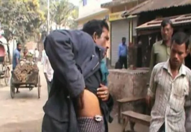 সাভারে চা দোকানিকে পিটিয়েছে পুলিশ সদস্য