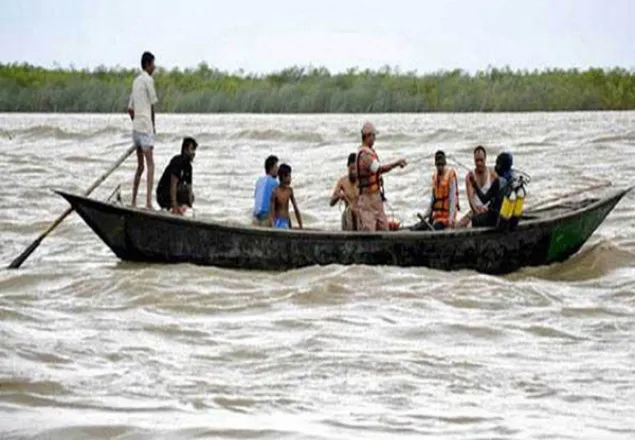 মেঘনায় টহলরত নৌকা ডুবে তিন পুলিশ আহত