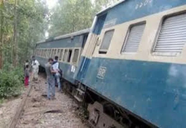 পাবনায় ট্রেনের বগি লাইনচ্যুত: সারাদেশের সাথে রেল যোগাযোগ বন্ধ