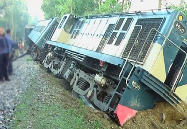 নাটোরে ট্রেনের বগি লাইনচ্যুত