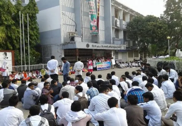 ওসমানী মেডিকেল কলেজের শিক্ষার্থীদের ক্লাস বর্জনও অবস্থান