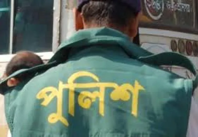 পুলিশের এসআই ‘স্বর্ন ছিনতাই’ মামলায় ৫ দিনের রিমান্ডে 