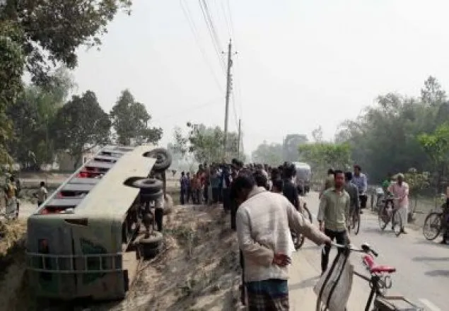 নীলফামারীতে পিকনিক বাস খাদে, আহত ৭০