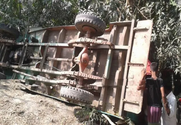 হাতিয়ায় বাস খাদে: আহত ২০ শিক্ষার্থী 