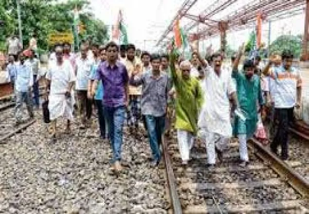 ট্রেনের ভাড়া বৃদ্ধির প্রতিবাদে বিক্ষোভ