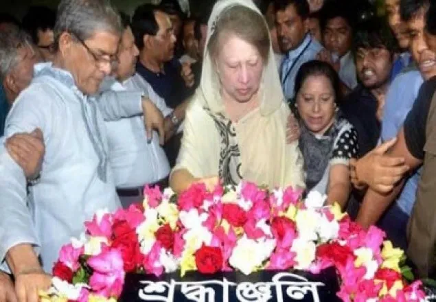 একুশের প্রথম প্রহরে খালেদা জিয়ার পুষ্পস্তবক অর্পণ