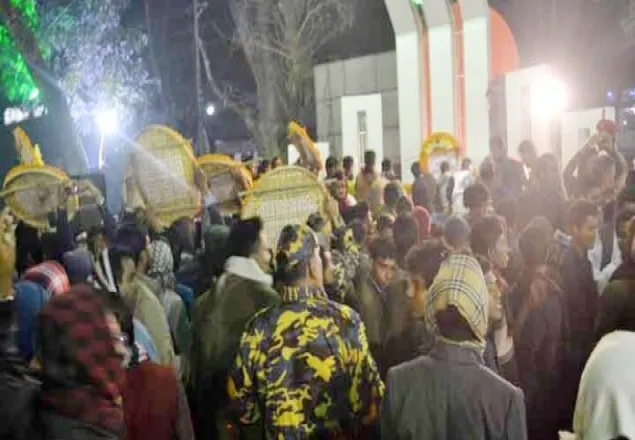 যশোরে শহীদ মিনারে বোমা বিস্ফোরণ,পুলিশের  গুলি