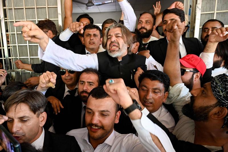 محكمة باكستانية تبرّئ عمران خان وزوجته من قضية زواج غير شرعي