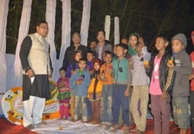 শহীদ বেদীতে ফুল দিয়ে শ্রদ্ধা জানাচ্ছে সদ্য বিলুপ্ত ৪০টি ছিটমহলের সর্বস্তরের মানুষ