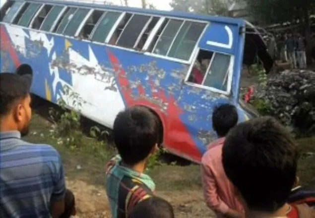 আশুলিয়ায় বাস উল্টে আহত ১০