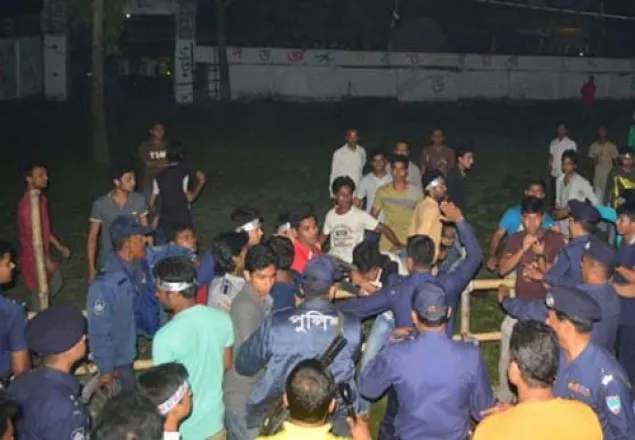 শহীদ মিনারে বোমা গান পাউডারসহ আটক ১০
