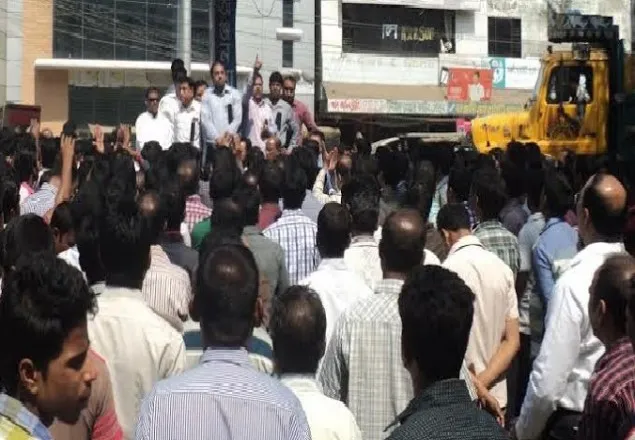 বেনাপোলে কাস্টমস কর্মচারীদের কালো ব্যাচ ধারণ; ২ ঘন্টা কর্ম বিরতি