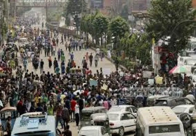 রাজধানীর শ্যামলীতে সড়ক অবরোধ