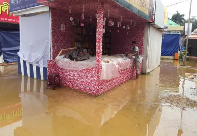 ঝড়ের কারনে বইমেলা সাময়িক বন্ধ