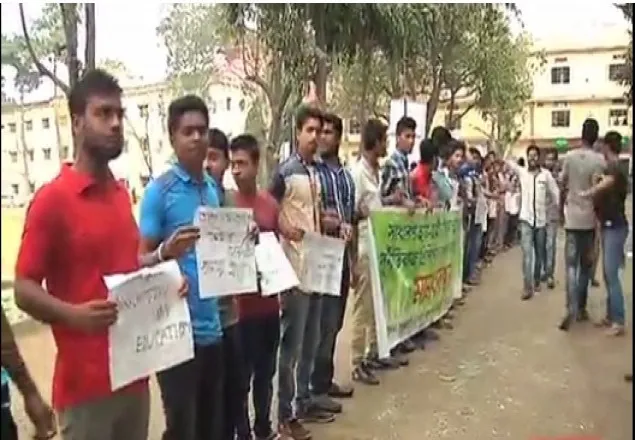 শিক্ষার্থীদের মানববন্ধনে ছাত্রলীগের হামলা, সময় টিভির ক্যামেরা ভাঙচুর
