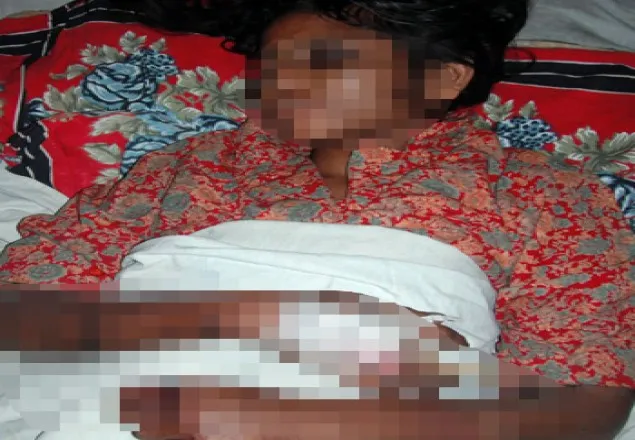 ঝিনাইদহে শেকলে বেঁধে গৃহবধূকে নির্যাতন