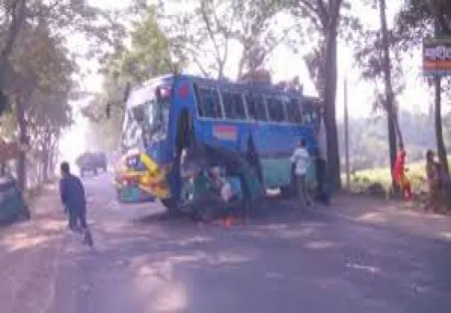 গাছের সঙ্গে বাসের ধাক্কায় নিহত ২