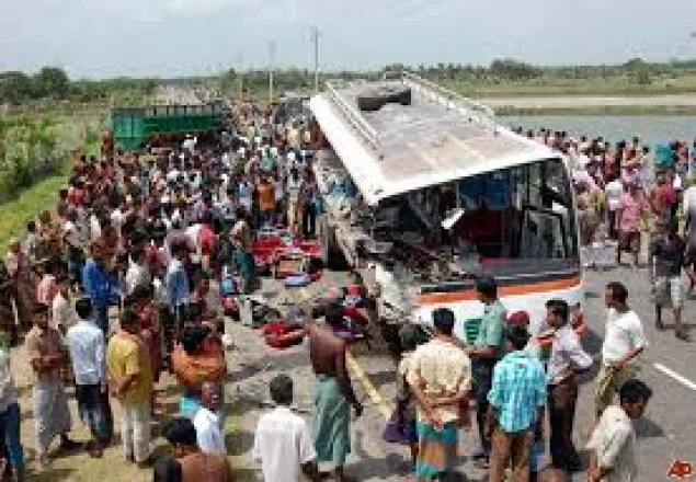 আশুলিয়ায় সড়ক দুর্ঘটনায় আহত ২০