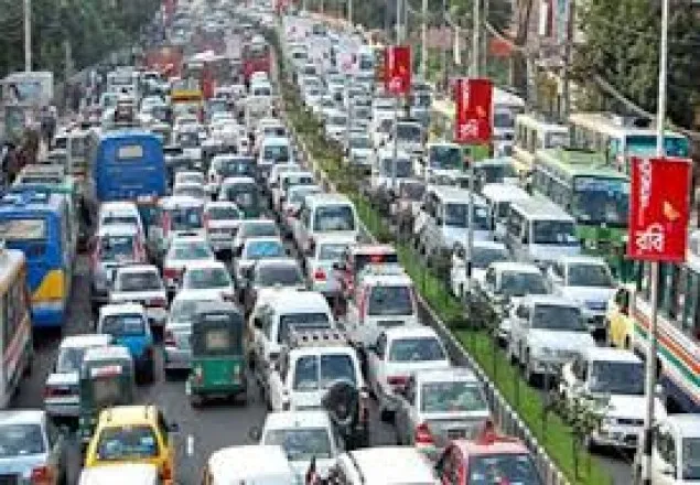 রাজধানীতে ট্রাক উল্টে তীব্র যানজট