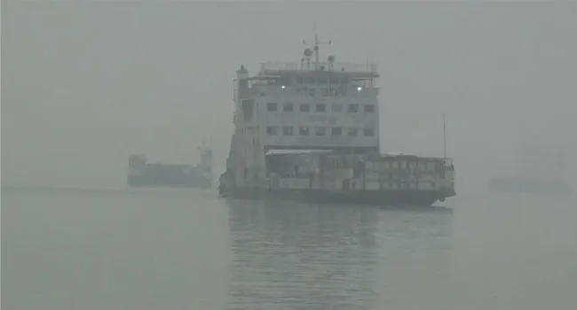 ঘন কুয়াশায় পাটুরিয়া-দৌলতদিয়া ও আরিচা-কাজিরহাট নৌপথে ফেরি চলাচল বন্ধ