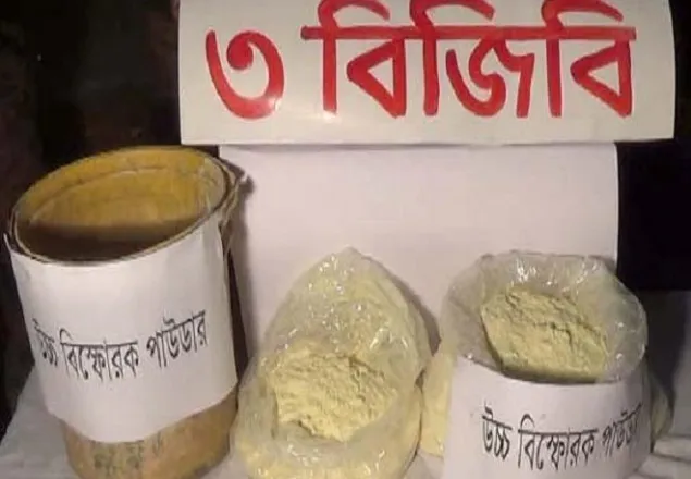 বাস থেকে ১৫ কেজি বিস্ফোরক পাউডার উদ্ধার