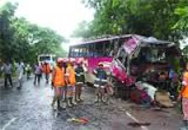 লোহাগড়ায় পিকনিকের বাস খাদে, নিহত ৩