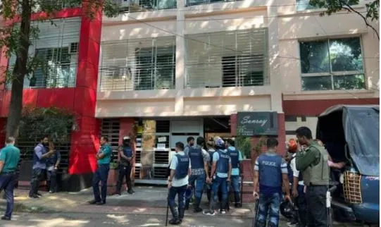আমীর খসরুর বাসা ঘিরে রেখেছে পুলিশ