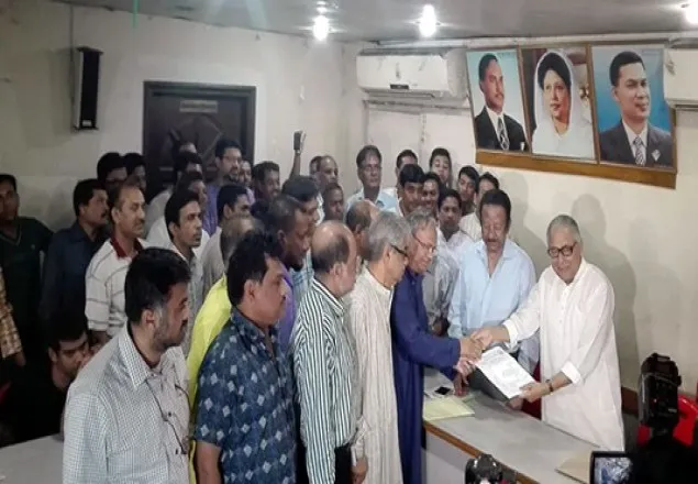 বেগম জিয়ার পক্ষে মনোনয়ন পত্র জমা দিলেন যুগ্ম মহাসচিব রিজভী 