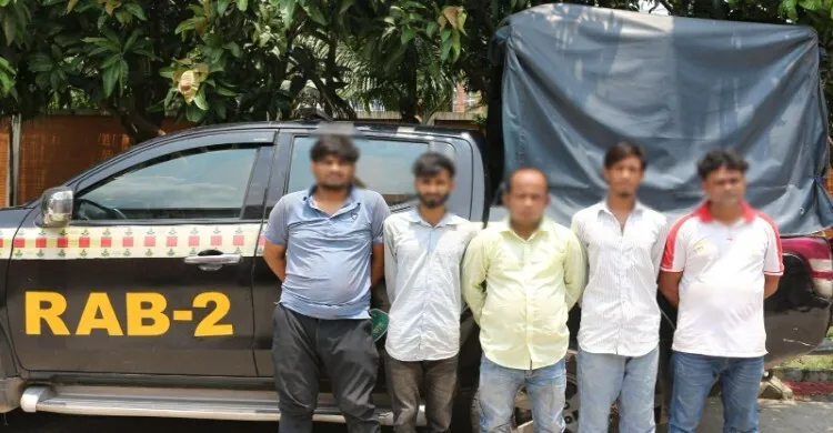 এক্সেল বাবুর প্রশ্রয়ে ছিনতাই-চাঁদাবাজি করে আসছিল কবজিকাটা গ্রুপ