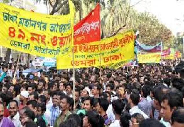 ব্যানার, ফেস্টুন নিয়ে  নেতা-কর্মীরা সোহরাওয়ার্দী উদ্যানে