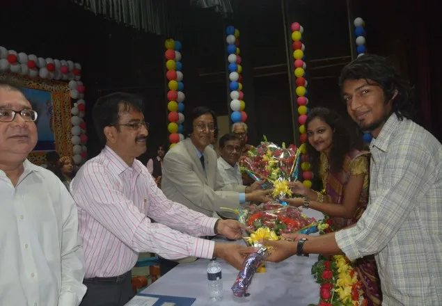 নবীনদের বরণ করে নিল রাবি প্রশাসন