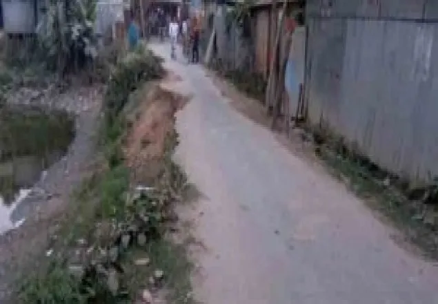 রাস্তা নয়, যেন জীবনের মরণ ফাঁদ